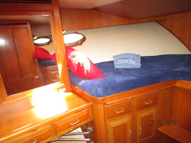 39' Ocean Alexander guest stateroom port