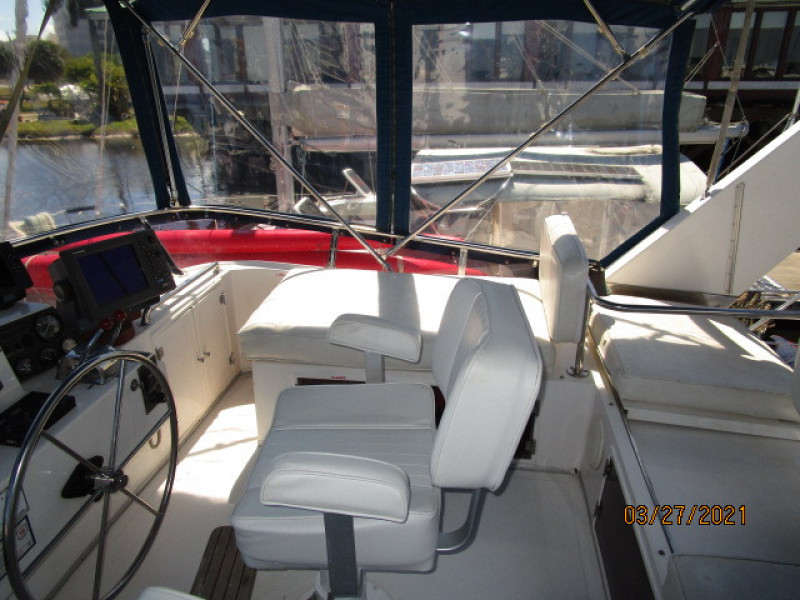 39' Ocean Alexander flybridge starboard