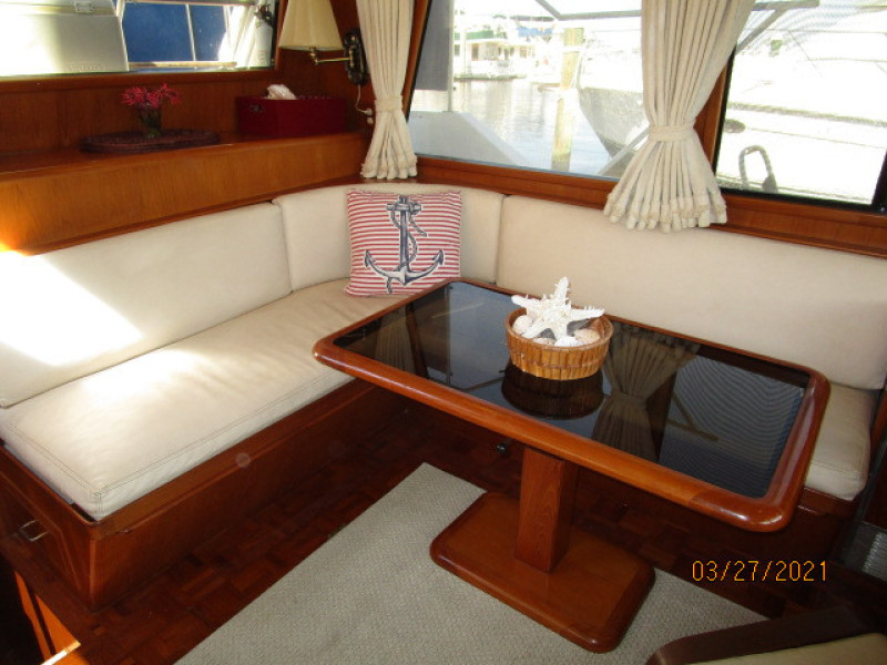 39' Ocean Alexander salon port seating