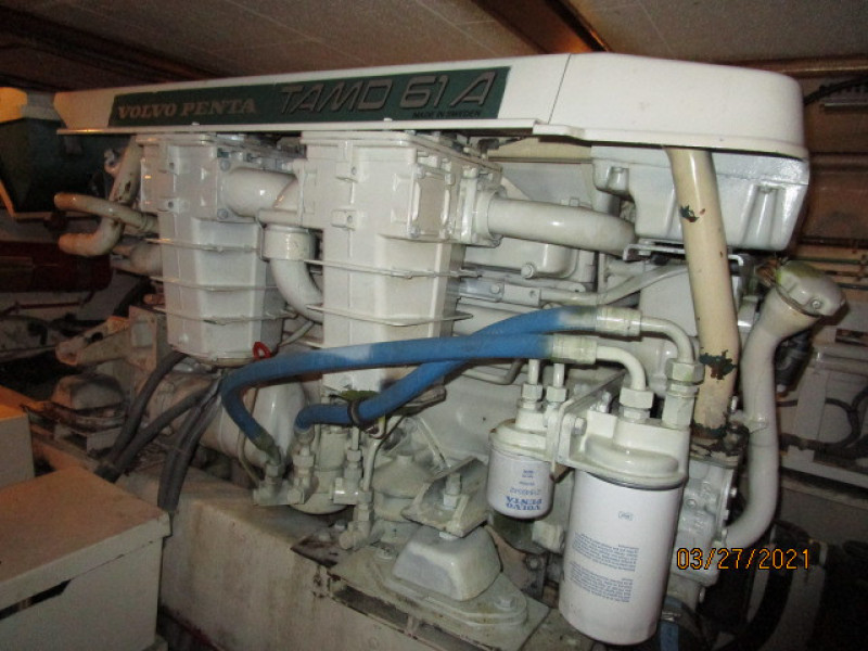 39' Ocean Alexander port main engine1