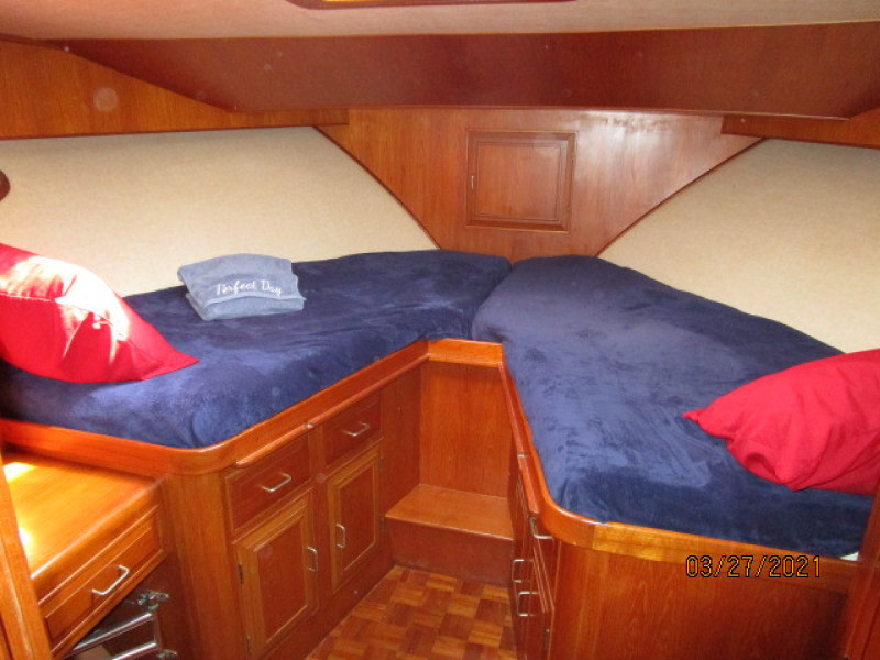 39' Ocean Alexander guest stateroom