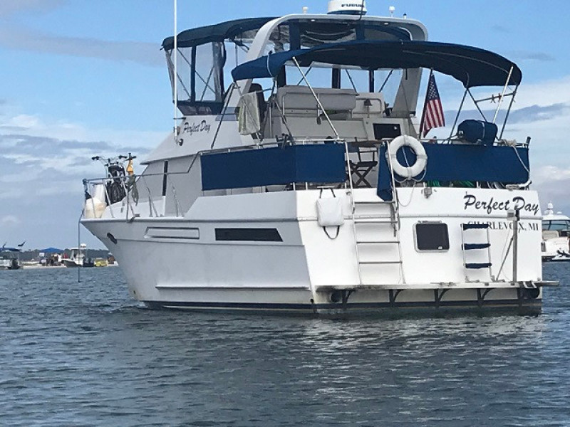 39' Ocean Alexander port aft profile