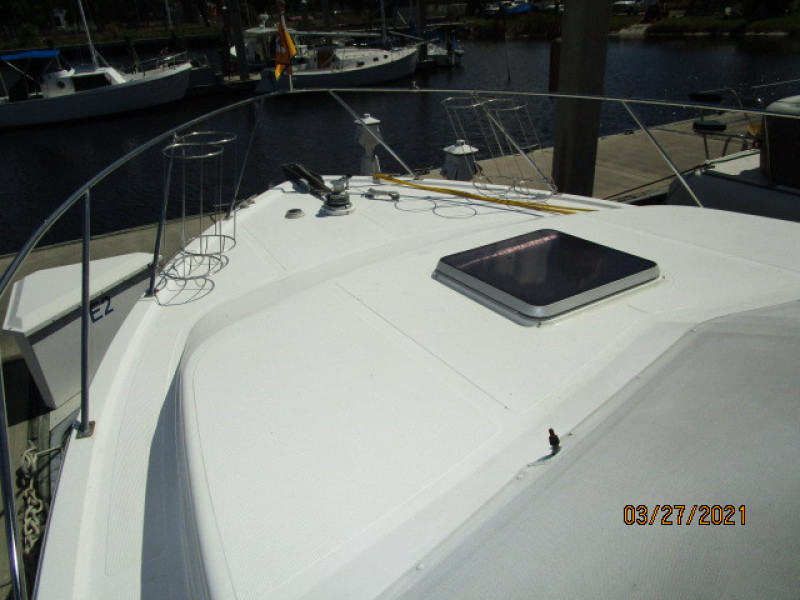 39' Ocean Alexander foredeck