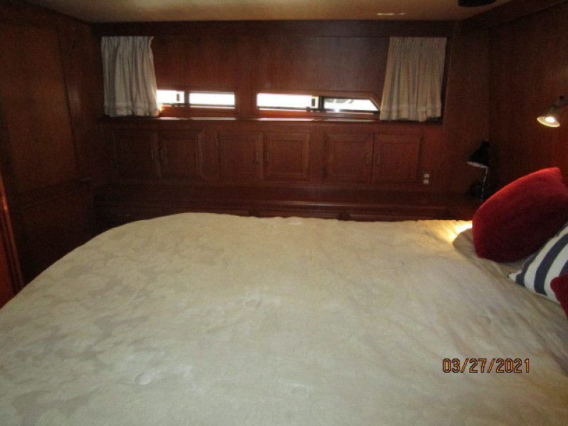 39' Ocean Alexander master stateroom starboard