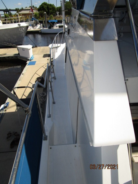 39' Ocean Alexander port side deck2