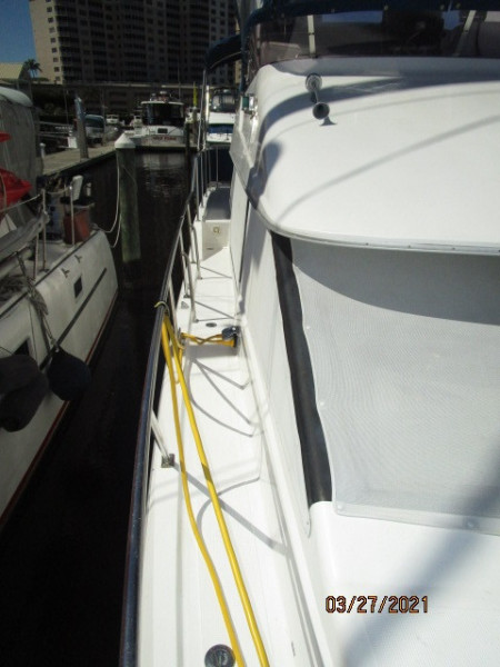 39' Ocean Alexander starboard side deck1