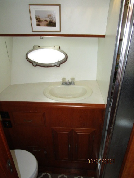 39' Ocean Alexander guest stateroom head
