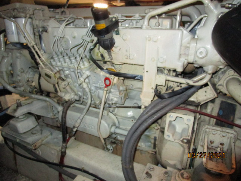 39' Ocean Alexander starboard main engine2