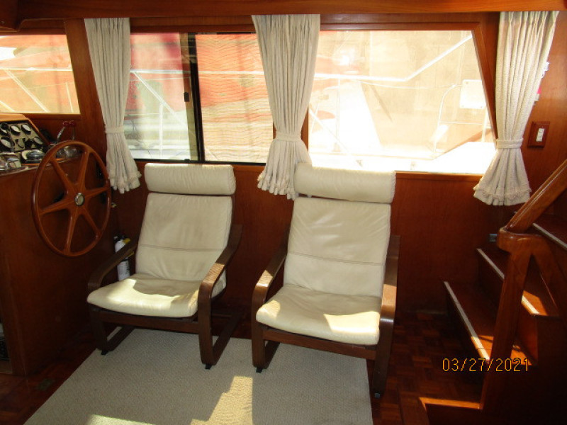 39' Ocean Alexander salon starboard