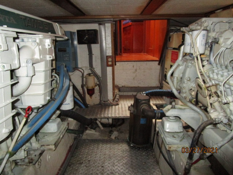 39' Ocean Alexander engine room forward