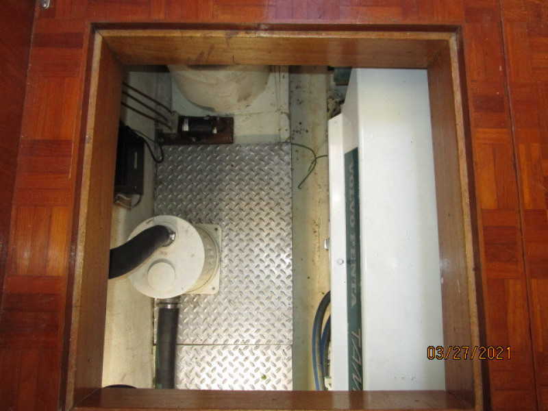 39' Ocean Alexander salon starboard engine room access
