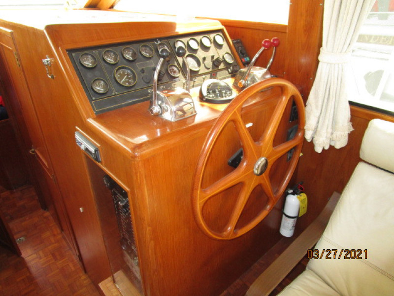 39' Ocean Alexander lower helm