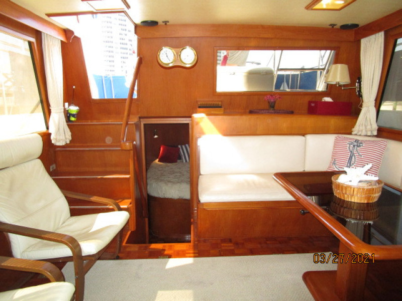 39' Ocean Alexander salon aft