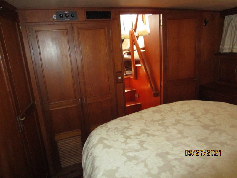 39' Ocean Alexander master stateroom forward