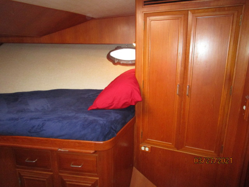 39' Ocean Alexander guest stateroom starboard
