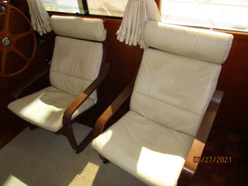 39' Ocean Alexander salon starboard seating