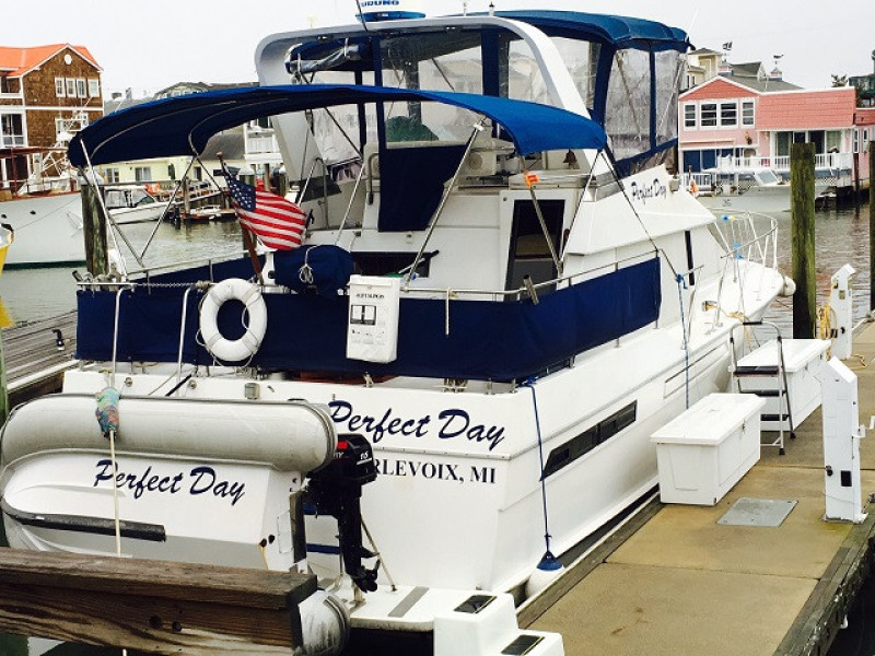 39' Ocean Alexander starboard aft profile