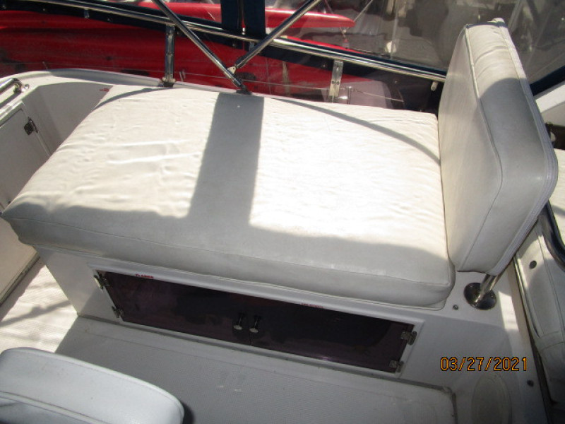 39' Ocean Alexander flybridge starboard benchseat