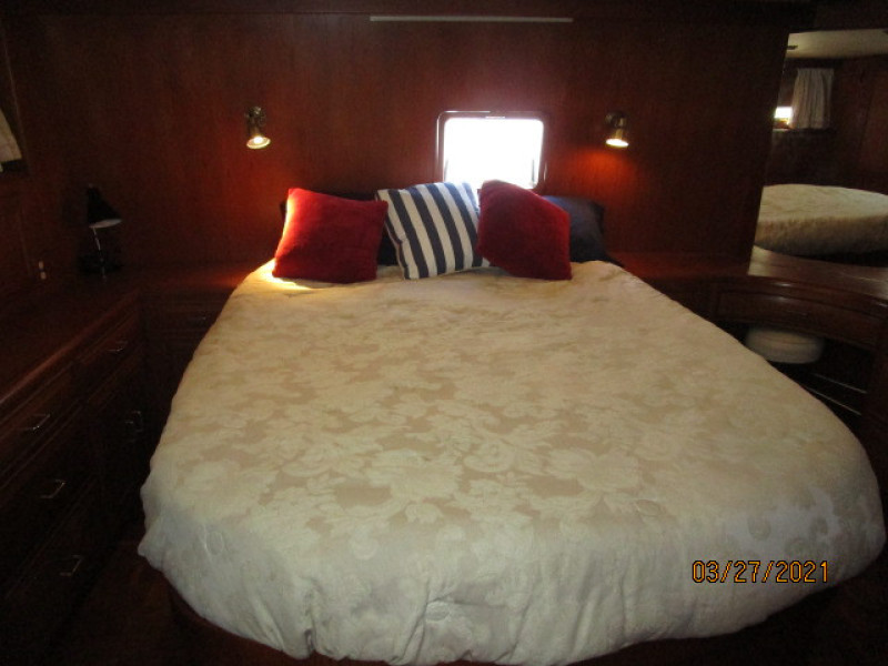 39' Ocean Alexander master stateroom