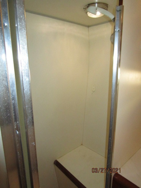 39' Ocean Alexander master stateroom shower