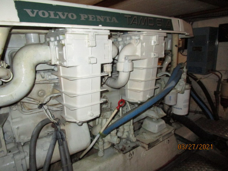 39' Ocean Alexander port main engine2