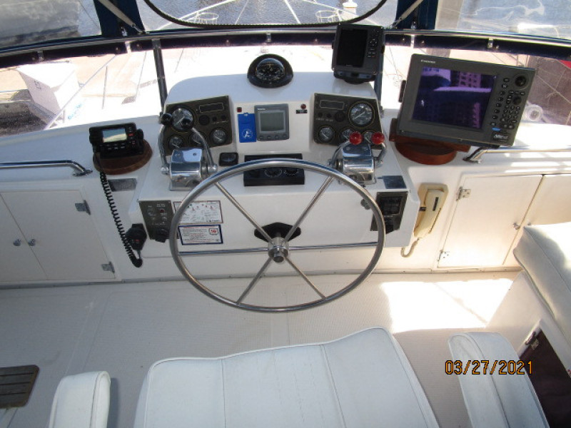 39' Ocean Alexander flybridge helm