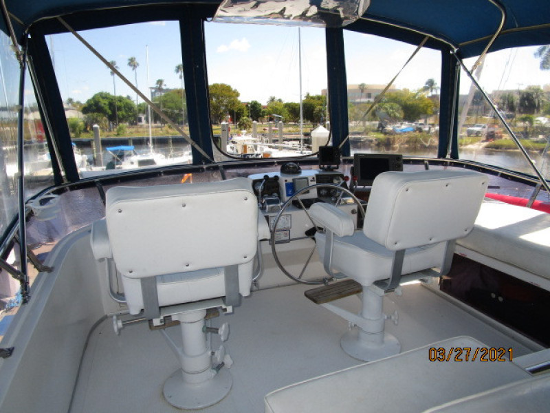 39' Ocean Alexander flybridge forward