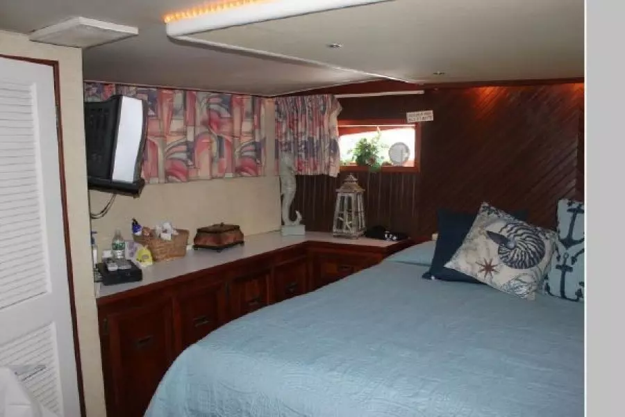 1977 Pacemaker 66 Motoryacht