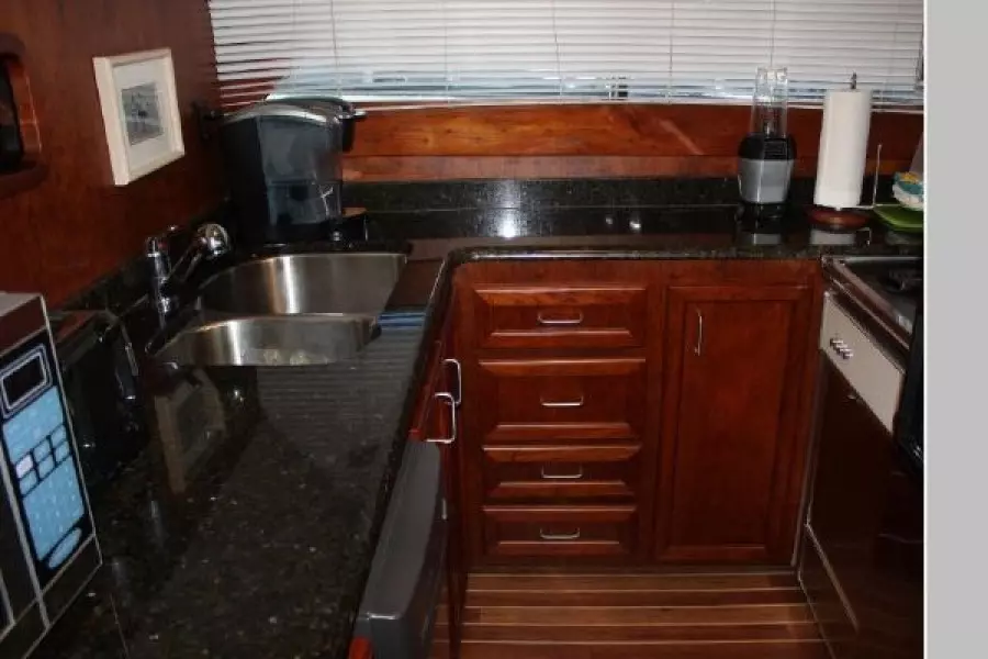 1977 Pacemaker 66 Motoryacht