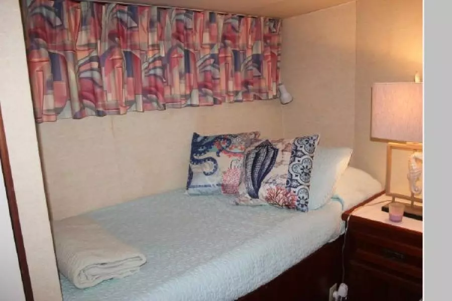 1977 Pacemaker 66 Motoryacht