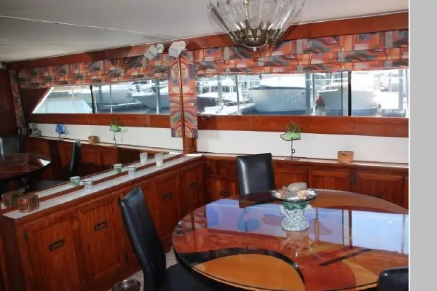 1977 Pacemaker 66 Motoryacht