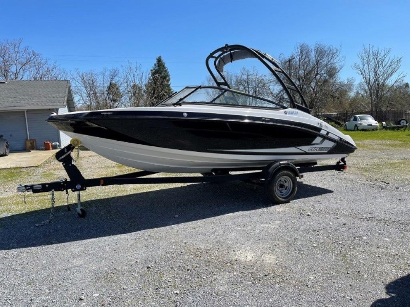 19' 2019 Yamaha Boats AR190