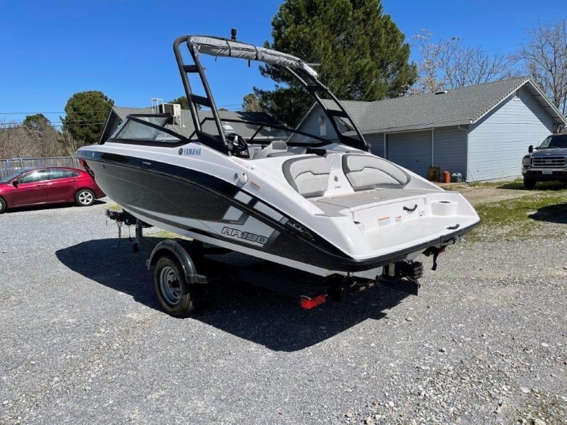 19' 2019 Yamaha Boats AR190