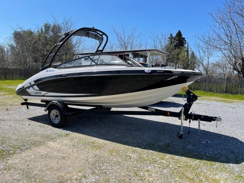 19' 2019 Yamaha Boats AR190