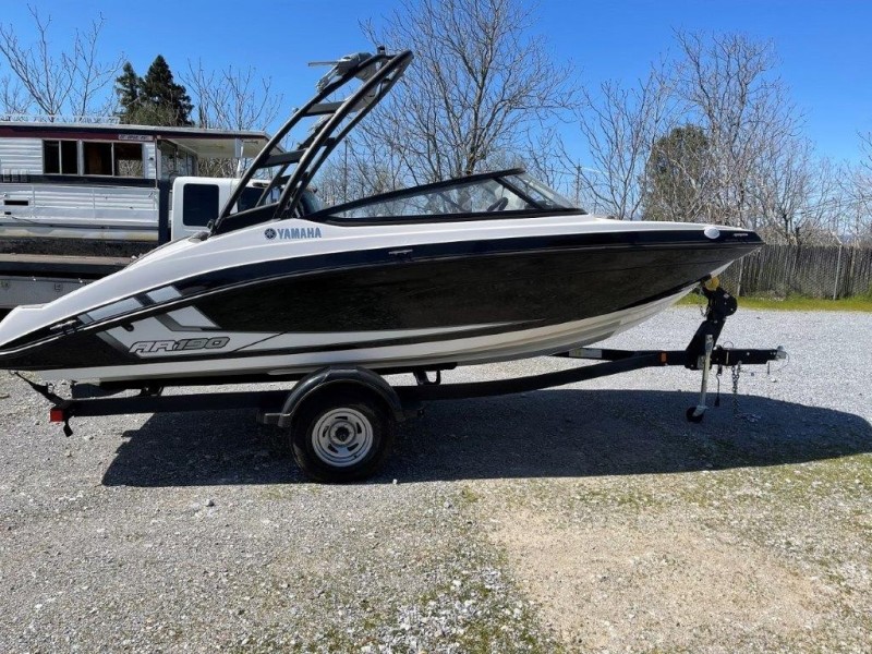 19' 2019 Yamaha Boats AR190