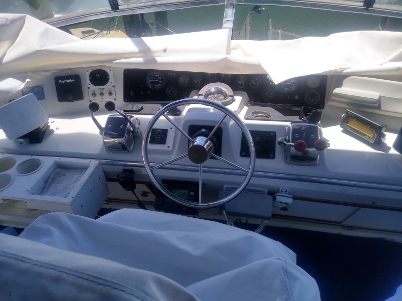 1990 Chris-Craft Catalina 372
