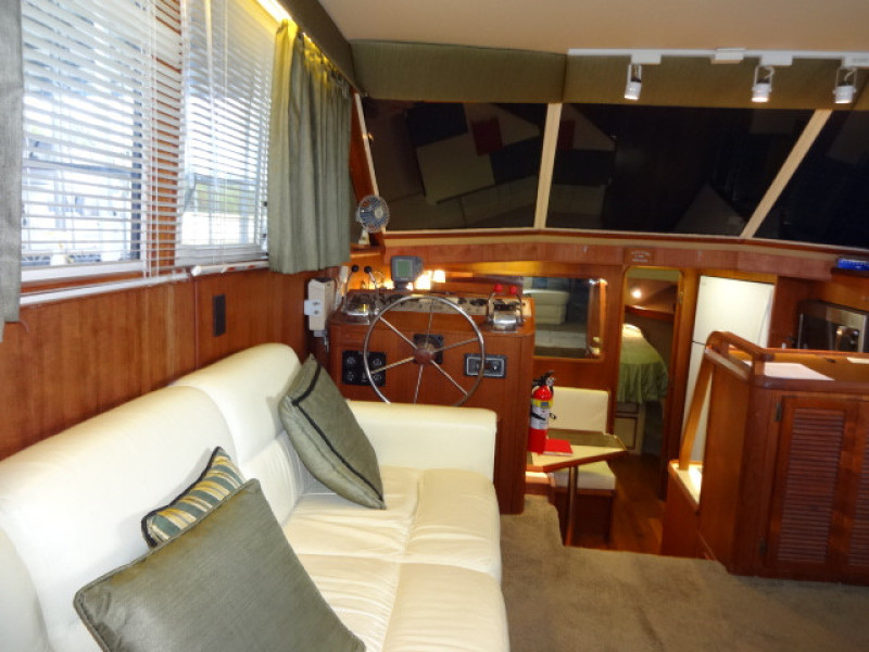 1986 Chris-Craft Yacht Fisherman