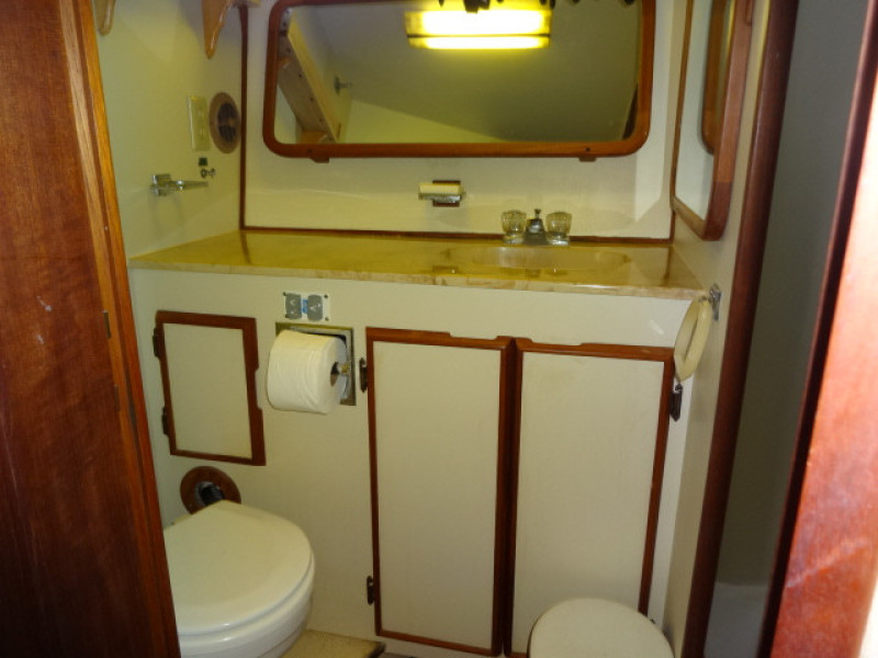1986 Chris-Craft Yacht Fisherman