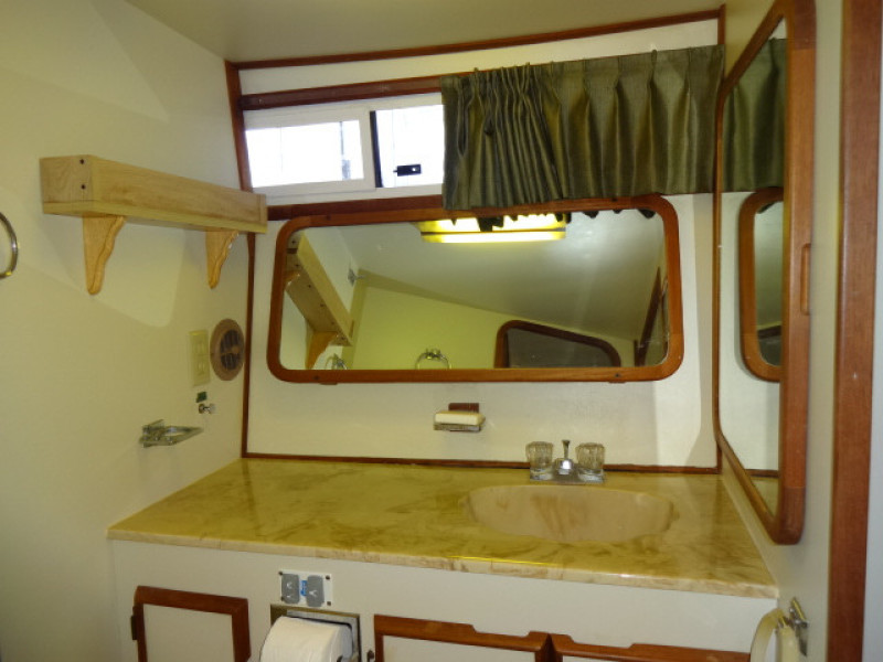 1986 Chris-Craft Yacht Fisherman