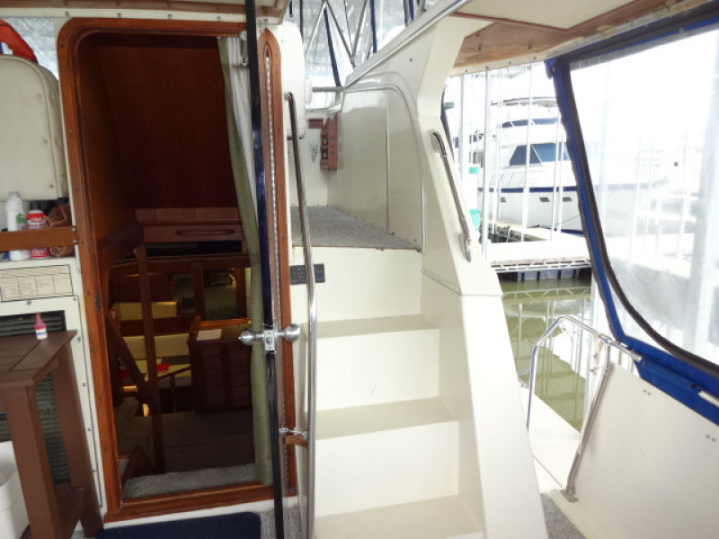 1986 Chris-Craft Yacht Fisherman