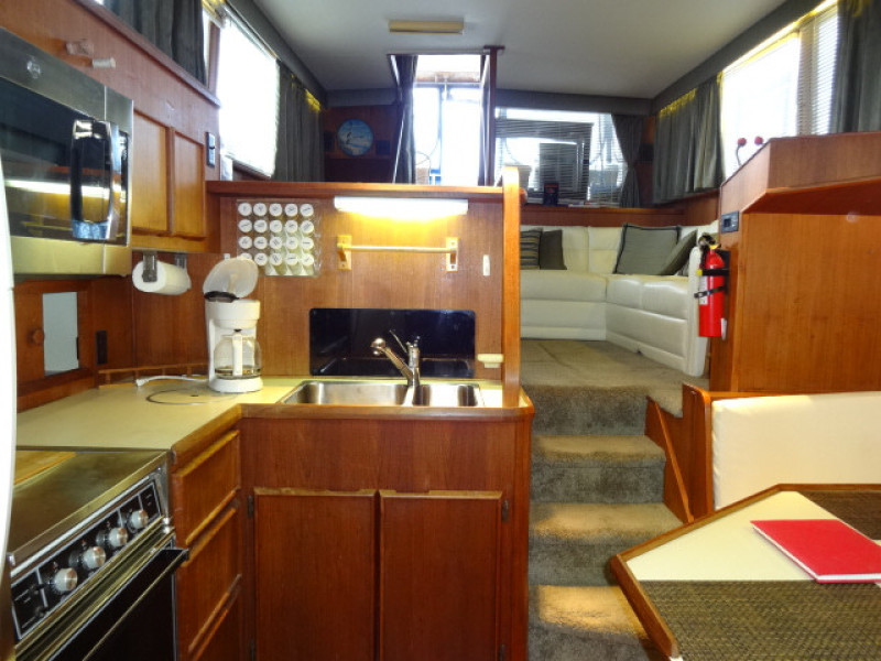 1986 Chris-Craft Yacht Fisherman