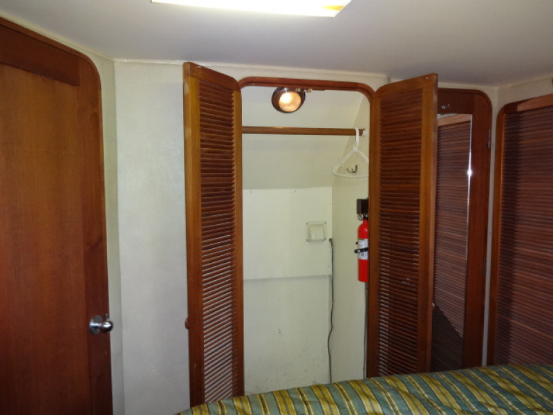 1986 Chris-Craft Yacht Fisherman