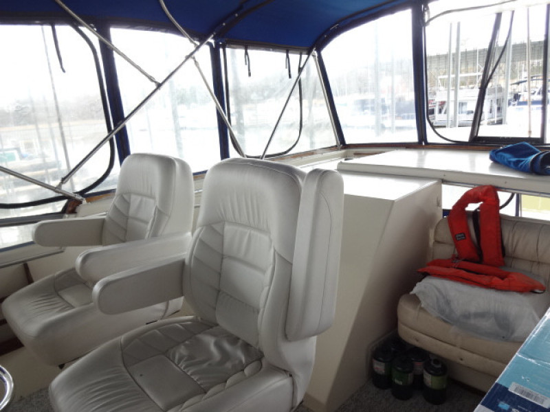 1986 Chris-Craft Yacht Fisherman