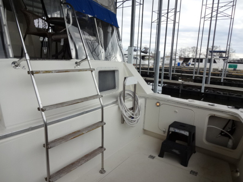 1986 Chris-Craft Yacht Fisherman