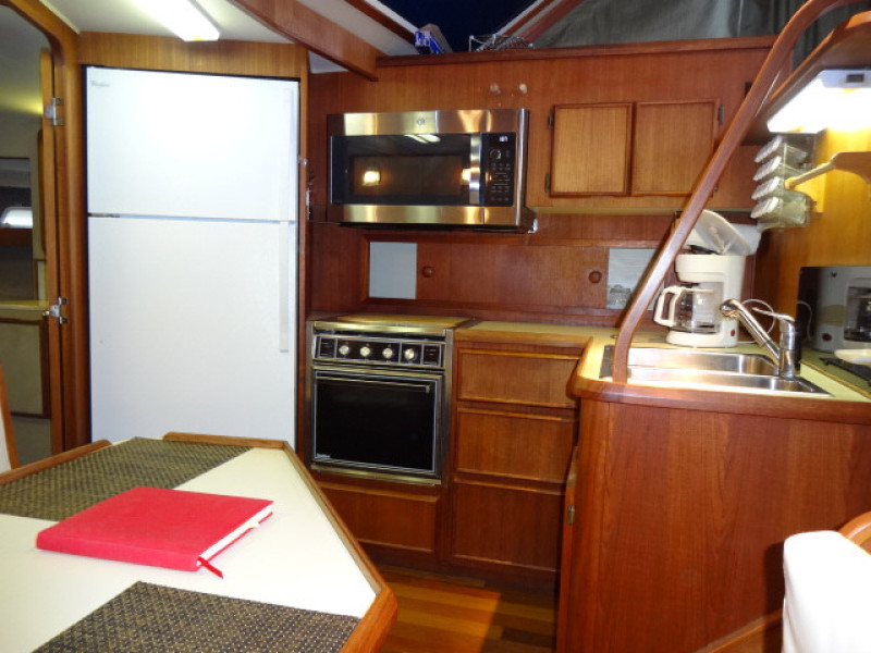 1986 Chris-Craft Yacht Fisherman