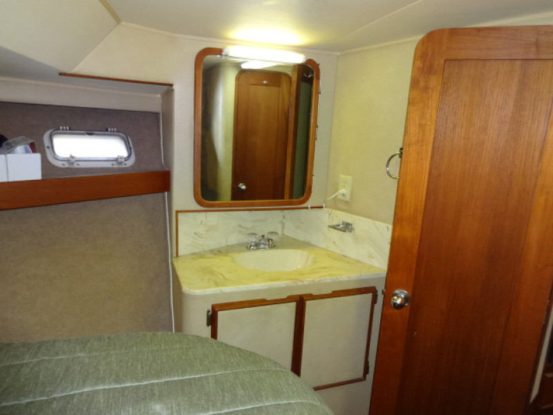 1986 Chris-Craft Yacht Fisherman