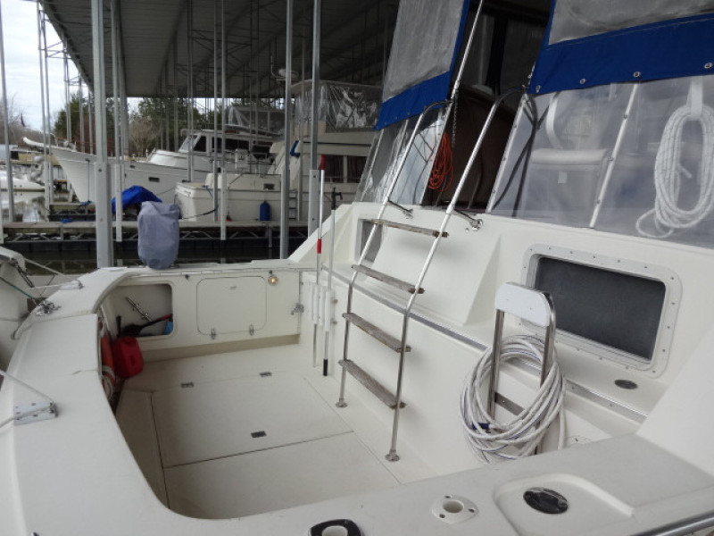 1986 Chris-Craft Yacht Fisherman
