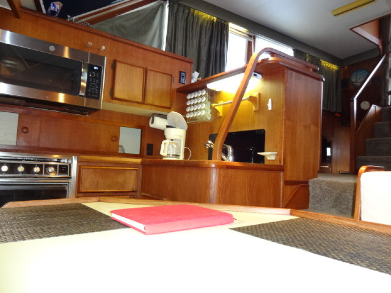 1986 Chris-Craft Yacht Fisherman