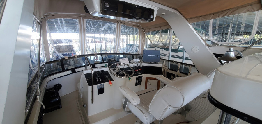 1989 Carver 4207 Aft Cabin