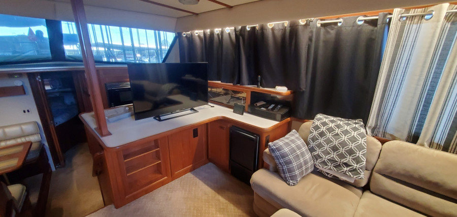 1989 Carver 4207 Aft Cabin